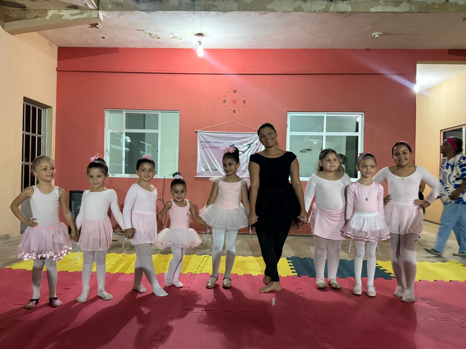 A instituição ABEC realizou a culminância do projeto Dançando com Corpo e Alma